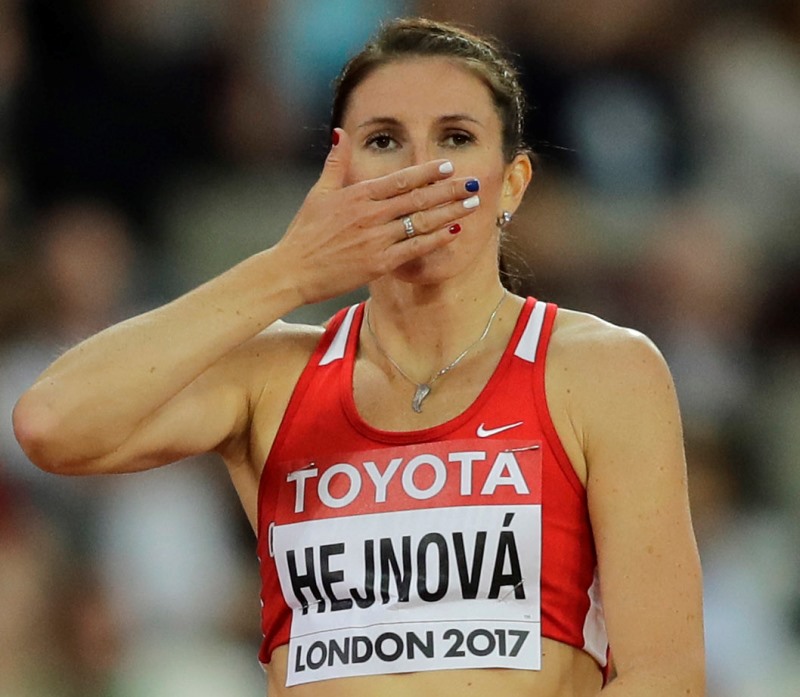 Zuzana Hejnová se musí vyrovnat s nepříliš profesionálními reakcemi svého bývalého trenéra. Zuzana Hejnová se musí vyrovnat s nepříliš profesionálními reakcemi svého bývalého trenéra.