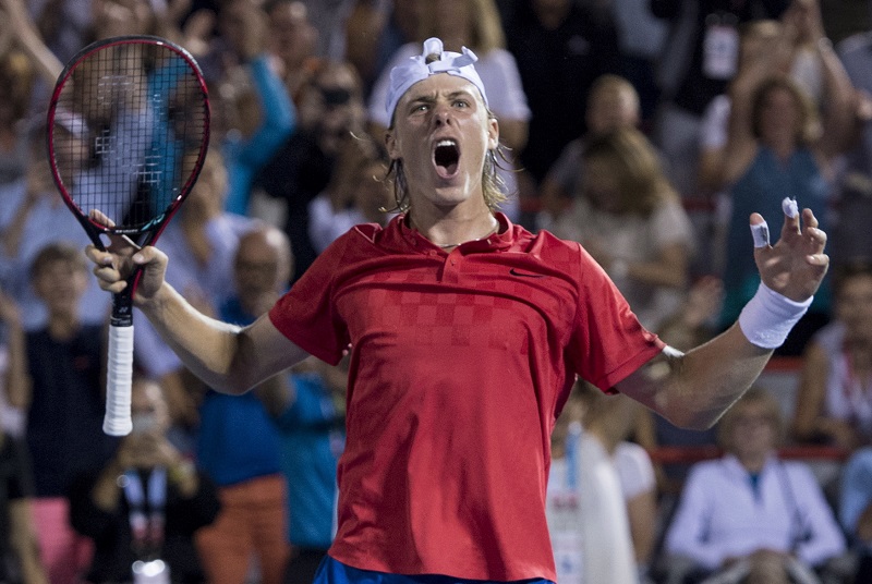 Mladý tenista Denis Shapovalov se raduje z postupu do semifinále turnaje v Montrealu. Mladý tenista Denis Shapovalov se raduje z postupu do semifinále turnaje v Montrealu.