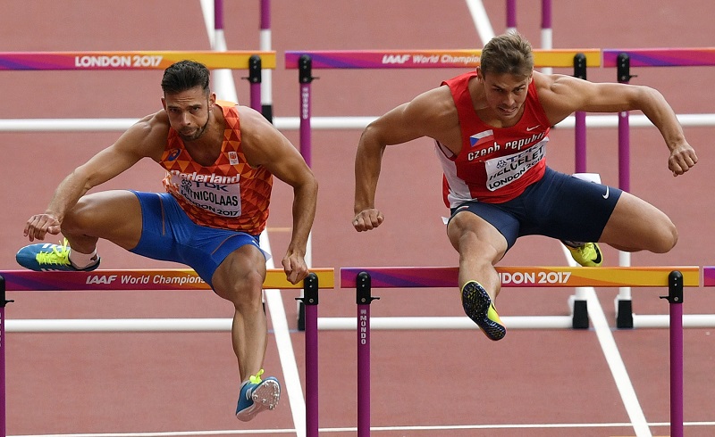 Adam Sebastian Helcelet při běhu na 110 metrů překážek.