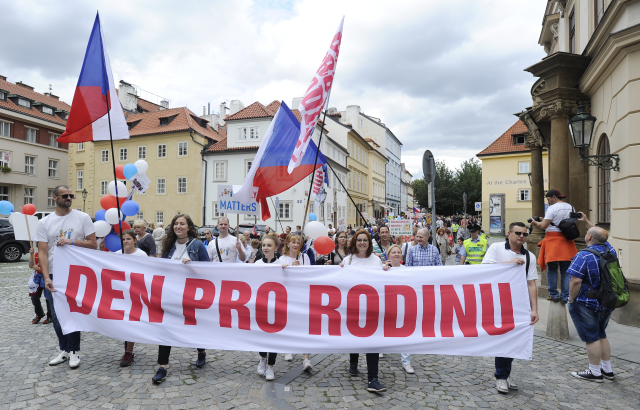 Pochod pro rodinu vyrazil 12. srpna z pražského Ovocného trhu. Pochod pro rodinu vyrazil 12. srpna z pražského Ovocného trhu.