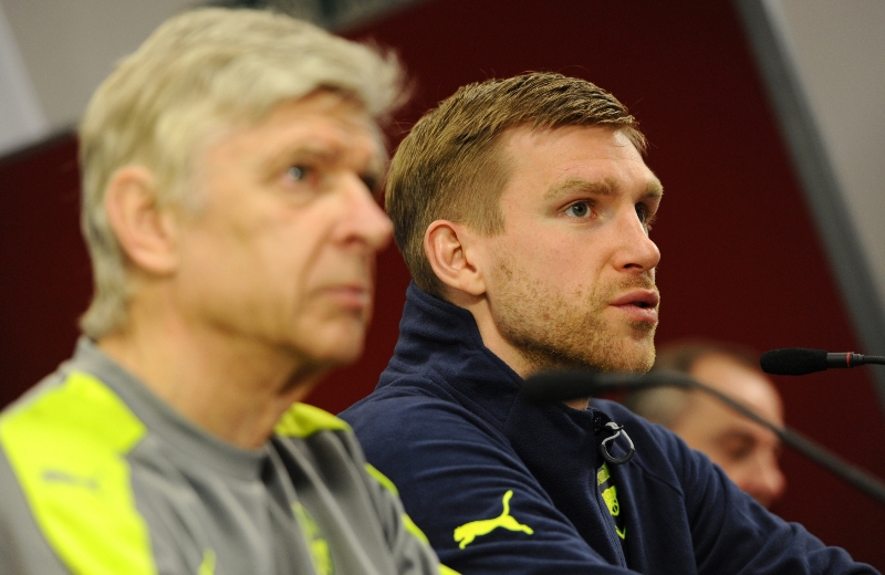 Arsene Wenger a Per Mertesacker se navzájem zpovídali ve vtipném videu.