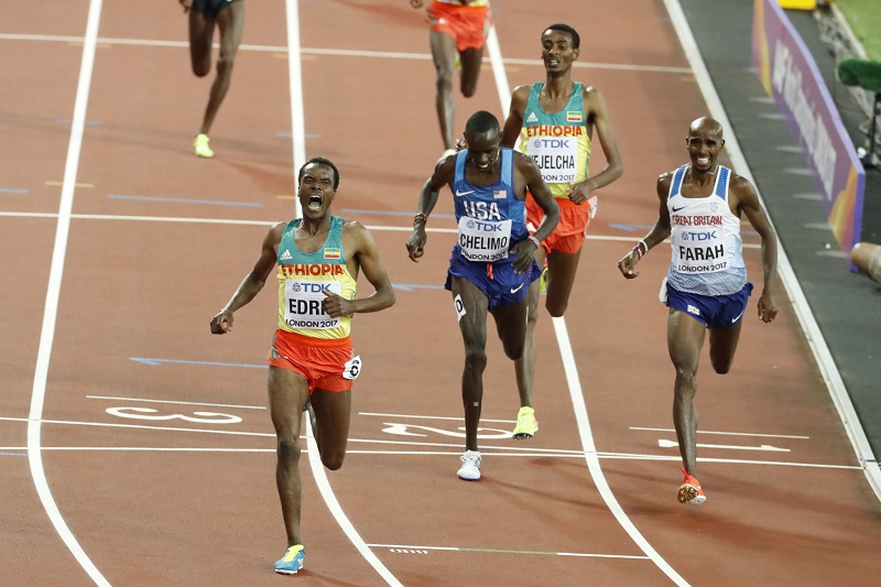 Vytrvalec Mo Farah dobíhá ve svém posledním závodě na pět tisíc metrů jako druhý.