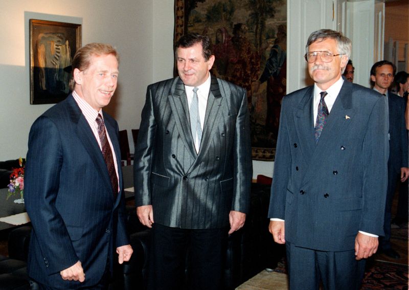 (Zleva) Prezident ČSFR Václav Havel, předseda HZDS Vladimír Mečiar a předseda ODS Václav Klaus.