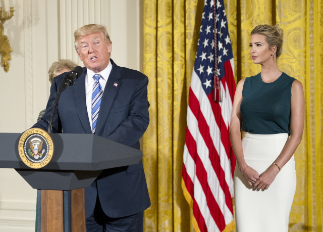 Americký prezident Donald Trump s dcerou Ivankou Trumpovou. Americký prezident Donald Trump s dcerou Ivankou Trumpovou.