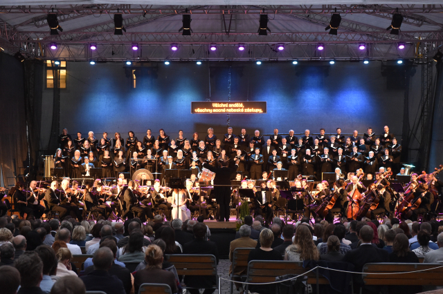 Snímek z loňského hudebního festivalu na nádvoří hradu Špilberk.
