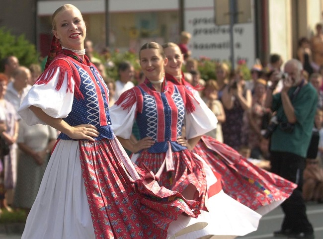 Z vystoupení slovenského souboru na náměstí v Červeném Kostelci na Náchodsku.