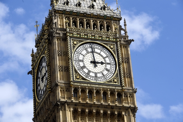 Hodiny na věži britského parlamentu čeká rozsáhlá oprava. Hodiny na věži britského parlamentu čeká rozsáhlá oprava.