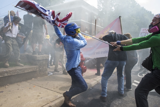 Protesty bělošských rasistů v americkém městě Charlottesville.