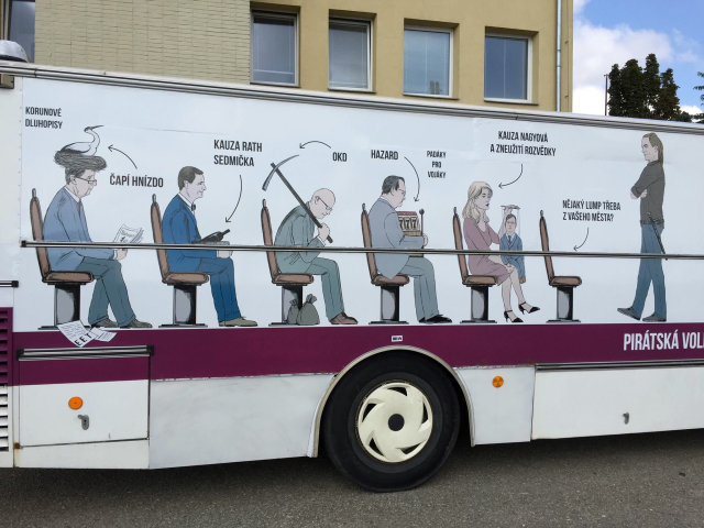 Piráti do svého autobusu "posadili" například šéfa ANO Andreje Babiše.