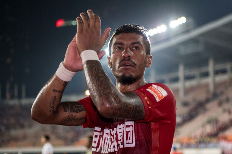 Brazilský záložník Paulinho míří z Číny do Barcelony.
