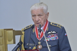 Držitel Řádu bílého lva, pilot RAF Emil Boček.