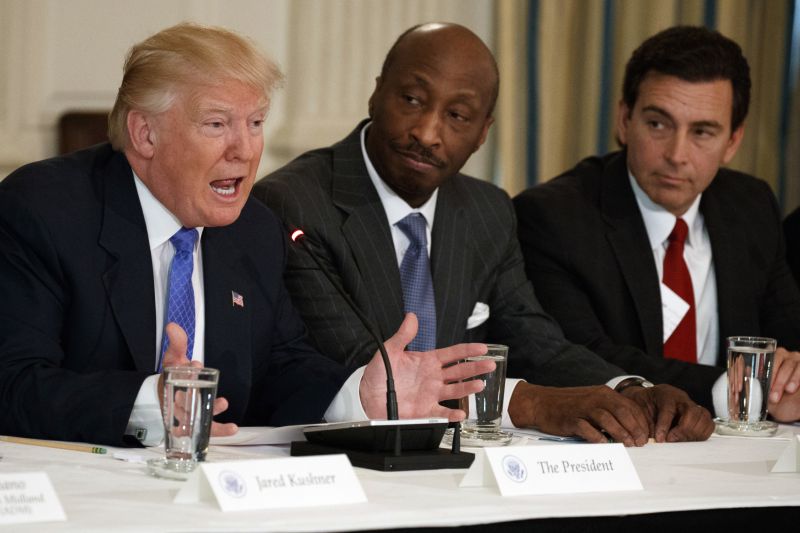 Z leva Donald Trump, Kenneth Frazier a ředitel Fordu Mark Fields.