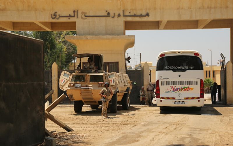 Autobus přejíždějící hranici Egypta s Pásmem Gazy.