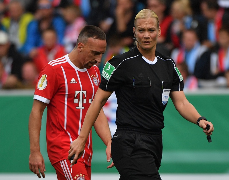 Franck Ribéry a sudí při zápase Bayernu s Chemnitzem.