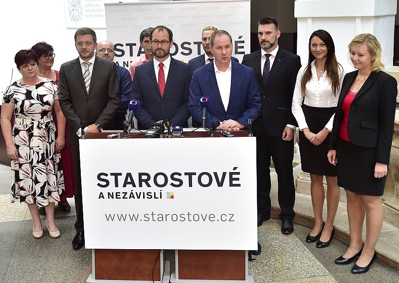 Podle Starostů a nezávislých (STAN) by mělo v Česku platit domovské právo zvýhodňující rodiče při umístění dítěte ve školce. Na snímku jsou lídři krajských kandidátek STAN.