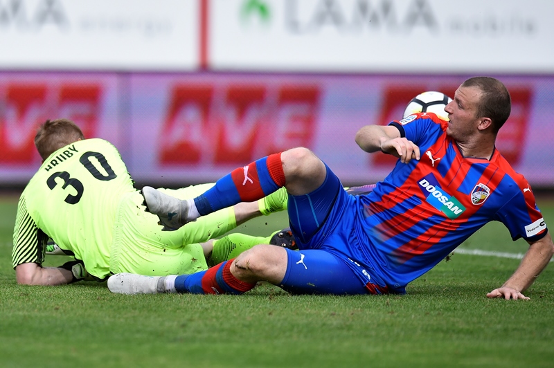 Michal Krmenčík (vpravo) bude Plzni chybět ve třech pohárových duelech. Michal Krmenčík (vpravo) bude Plzni chybět ve třech pohárových duelech.