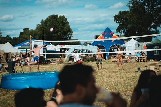 Sportovní nadšenci se budou moci zúčastnit fotbalového či volejbalového turnaje.