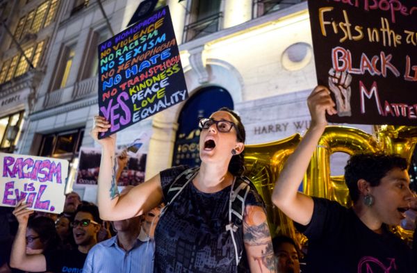 Protest proti americkému prezidentovi.