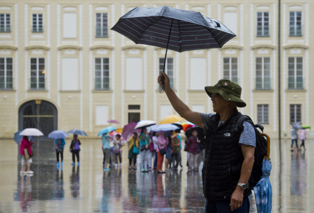 Asijský průvodce turistů v Praze.