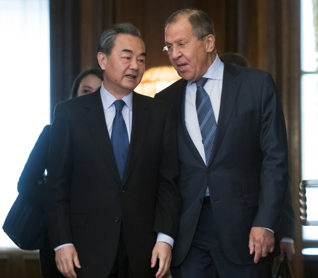 Wang I (vlevo) a Sergej Lavrov.