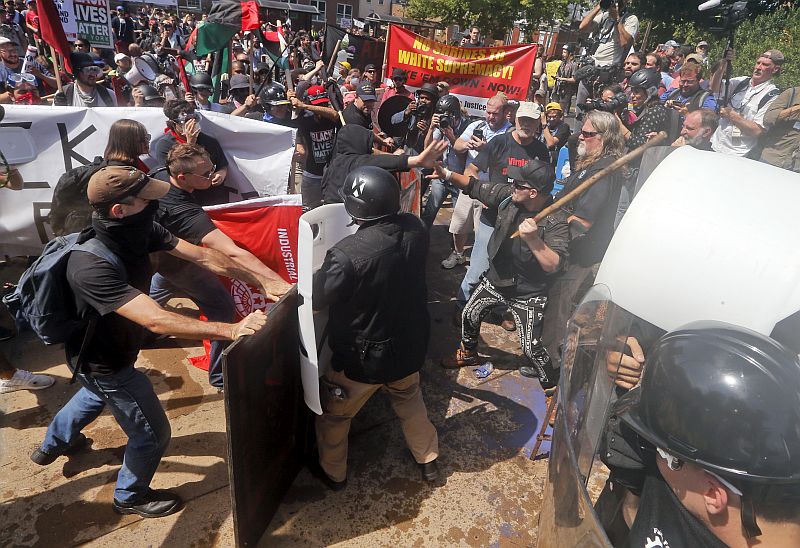 Univerzitní město Charlottesville v USA se v sobotu stalo dějištěm silných rasistických projevů.