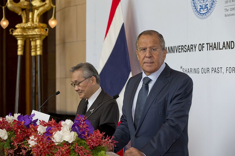 Zleva thajský ministr zahraničí Don Pramudwinai a (stojící) ruský ministr zahraničí Sergej Lavrov.