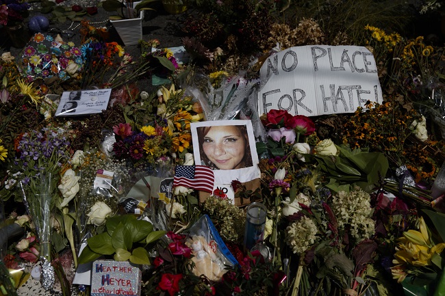 Lidé uctili památku zavražděné ženy v Charlottesville.