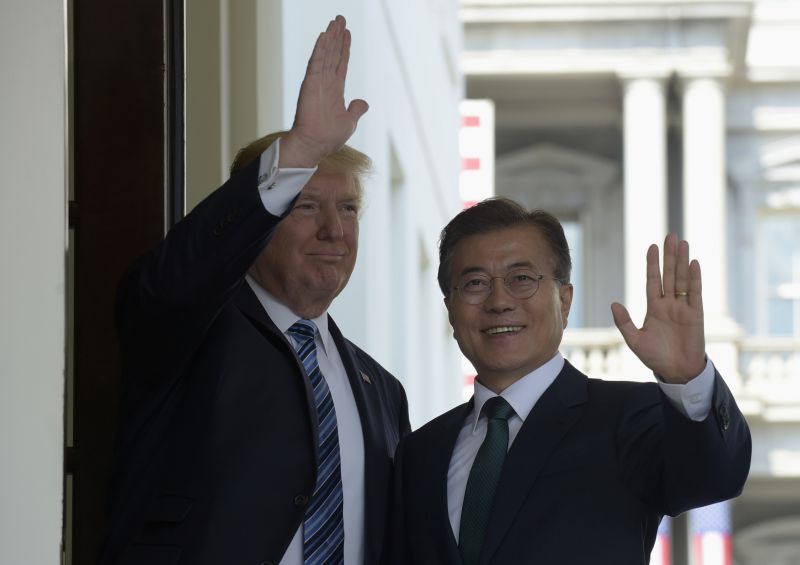 (zleva) Americký prezident Donald Trump a prezident Jižní Koree Mun Če-in.