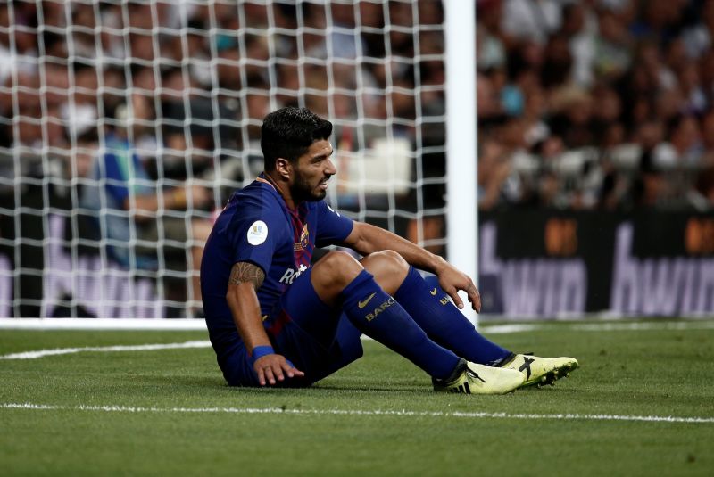 Luis Suarez bude Barceloně chybět delší dobu.
