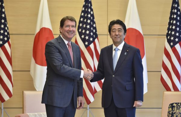Americký velvyslanec v Japonsku William Hagerty (vlevo) a japonský premiér Šinzó Abe. Americký velvyslanec v Japonsku William Hagerty (vlevo) a japonský premiér Šinzó Abe.