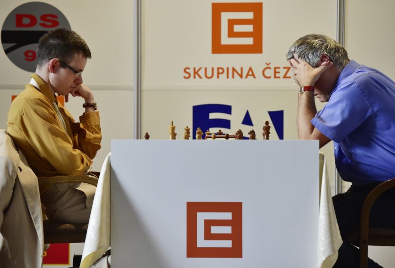 Česká šachová jednička David Navara (vlevo).