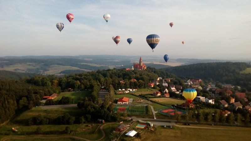Pestrobarevná podívaná. 