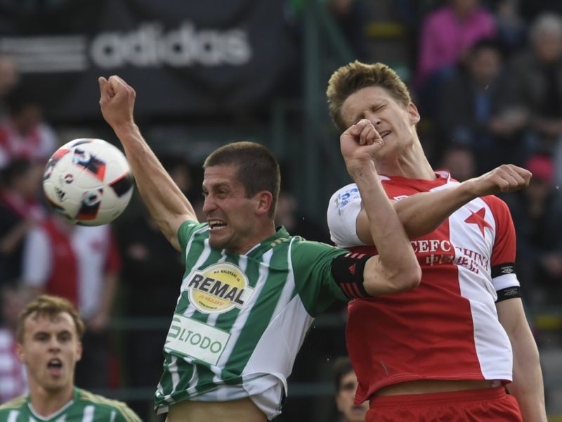 Kapitán Bohemky Michal Šmíd v souboji se svým sešívaným protějškem Milanem Škodou, který byl součástí jarního vzájemného duelu. 