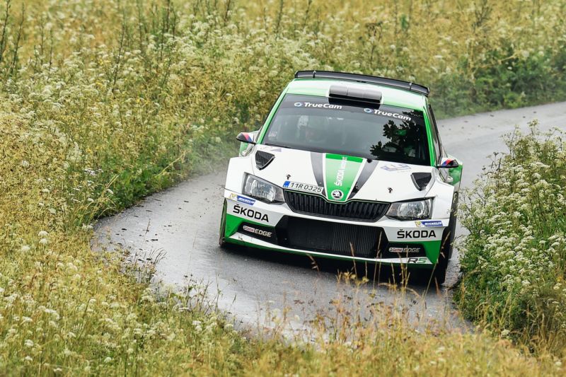 Jan Kopecký ve svém voze Škoda. Jan Kopecký ve svém voze Škoda.