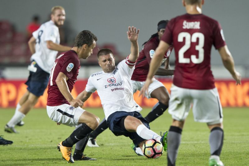 Sparťanští fotbalisté Lafata s Šuralem v zápase 4. kola HET ligy proti Slovácku. 