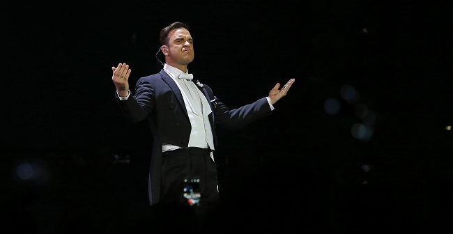 Zpěvák Robbie Williams.