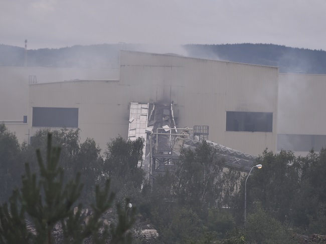 Hasiči v Jihlavě likvidují požár společnosti na zpracování dřeva.