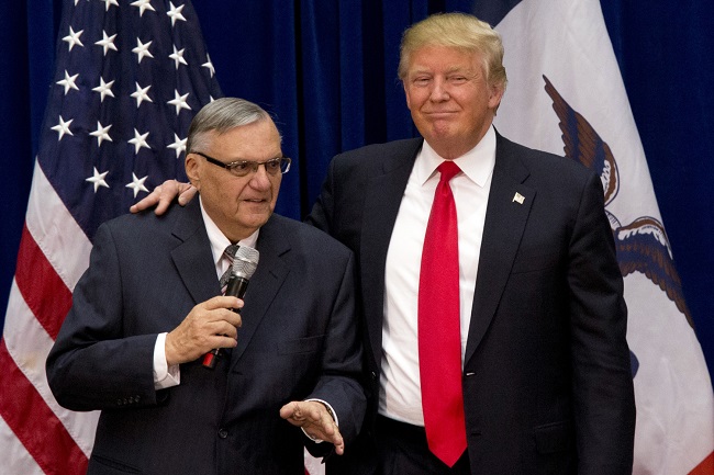 Zleva Joe Arpaio a Donald Trump.