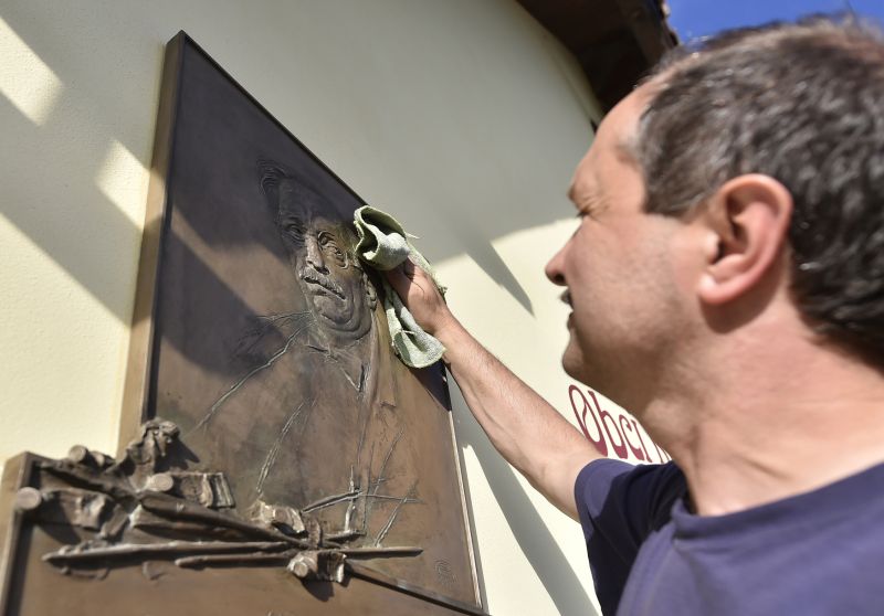 Starosta Josef Košík při posledních úpravách před slavnostním odhalením. Starosta Josef Košík při posledních úpravách před slavnostním odhalením.
