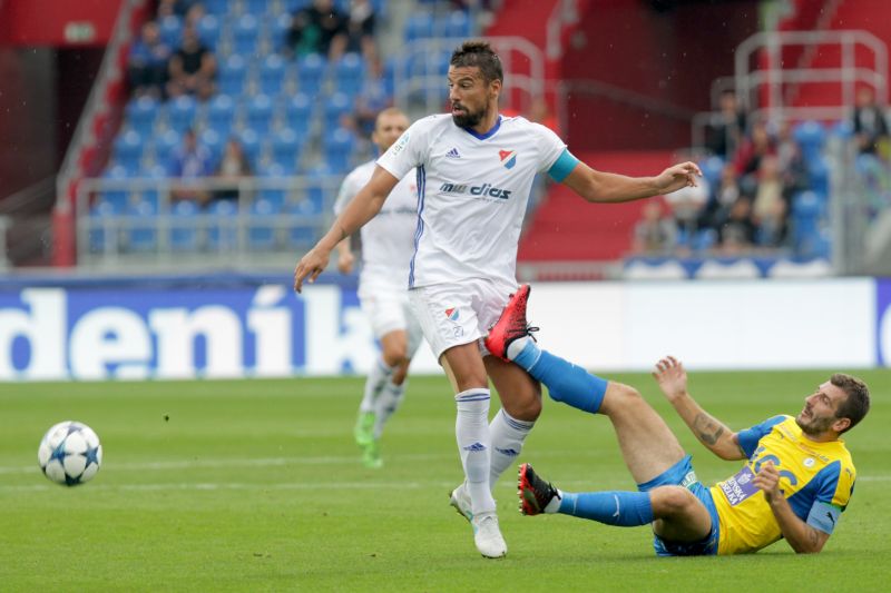 Dvě hvězdy sobotního zápasu Milan Baroš a Admir Ljevakovič.