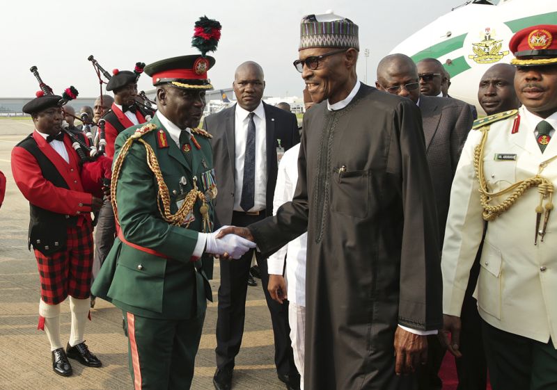 Nigerijský prezident Muhammadu Buhari po příletu do vlasti.