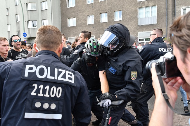 Policie zasahovala při pochodu neonacistů.