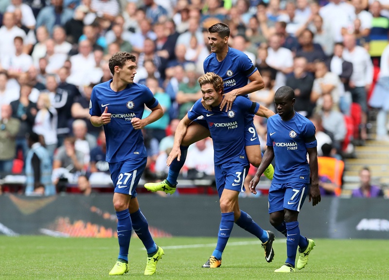 Fotbalisté Chelsea se radují do gólu vstřeleného do sítě Tottenhamu.
