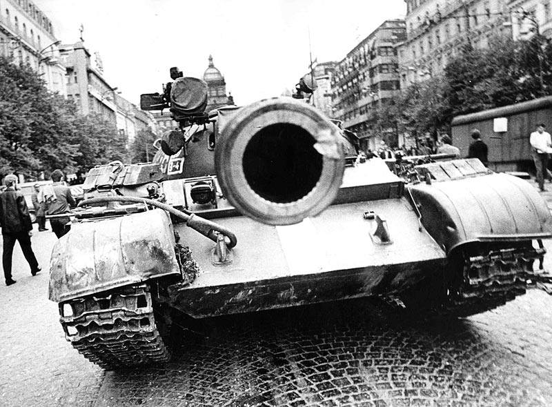 Okupační tank na Václavském náměstí.