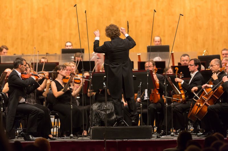 Janáčkova filharmonie a šéfdirigent Mathias Förster.