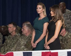 Trumpova manželka Melania Trumpová (vpravo) a jeho dcera Ivanka.