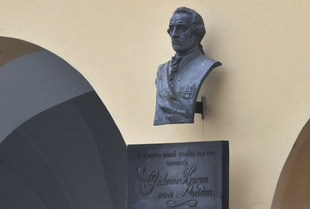 Busta generála Gideona Ernsta von Laudona v Novém Jičíně.