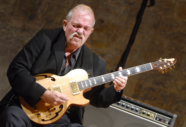 Jazzový kytarista John Abercrombie.