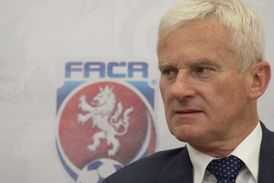 Současný šéf komise Polák Michal Listkiewicz.