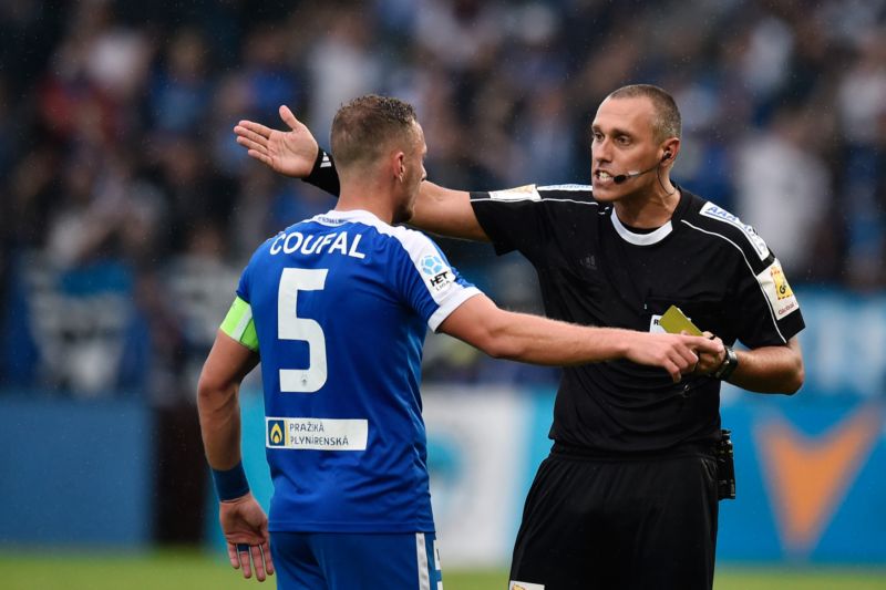 Karetní mariáš rozehrál v utkání Sparty s Libercem sudí Zelinka.